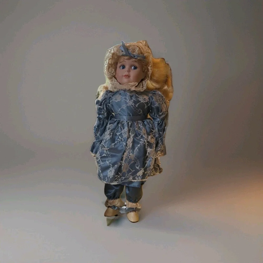 Porcelain Doll Seymour Mann Blond hair‎ blue eyes Amanda Blue Dress and stand